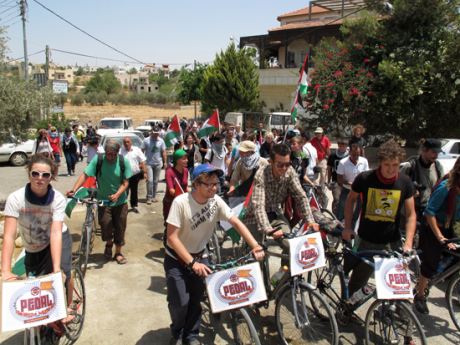 İngiltere'den Filistin'e pedal çevirdiler