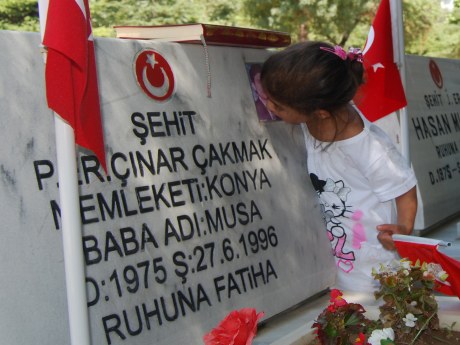 Şehitlikte hüzünlü bayram (30.08.2011)