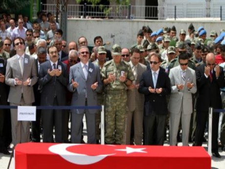 Şehit polis toprağa verildi (09.08.2011)