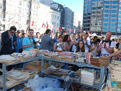 Öncü Gençlik'ten Davutoğlu'na protesto