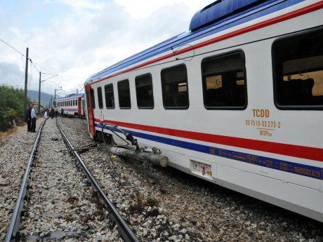 İki tren bir otobüs çarpıştı: 100 yaralı