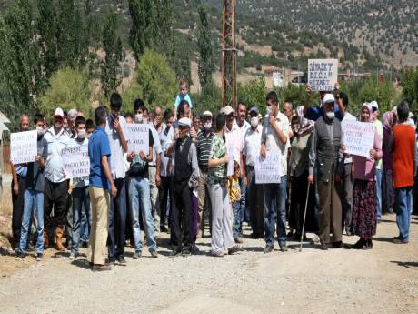 Bozuk yolları protesto ettiler