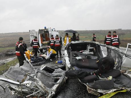 TIR ile minibüs çarpıştı: 4 ölü