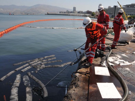 Deniz Feneri'ne çarpan gemi çıkarılıyor