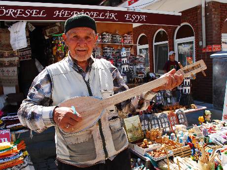 Kullanılmayan tencerelerden saz yapıyor