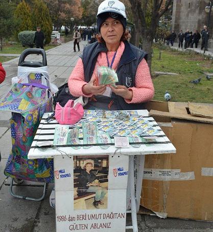 Eski şarkıcı Gülten Yaşar milli piyango bileti satıyor