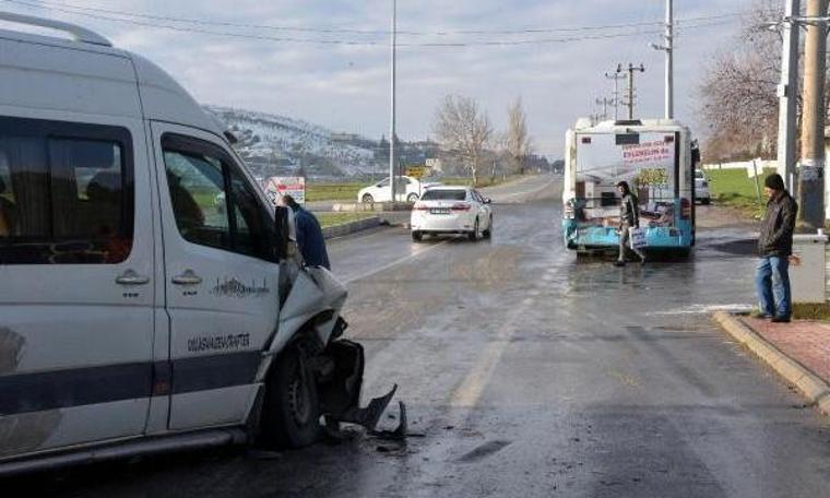 Servis minibüsü, halk otobüsüne çarptı: 8 öğrenci yaralı