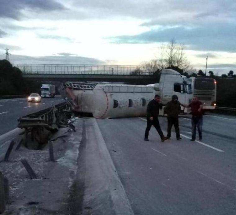 TEM'de deterjan yüklü tanker devrildi