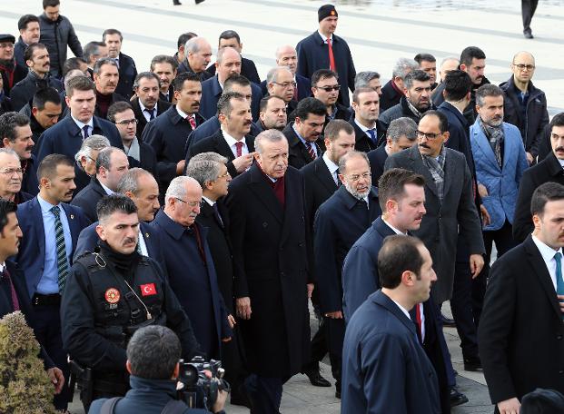 Dikkat çeken kare: Erdoğan ve Davutoğlu cenazeyi birlikte omuzladı