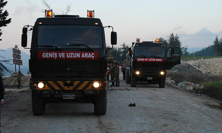 Hatay-Suriye sınırına askeri araç ve tank sevkiyatı