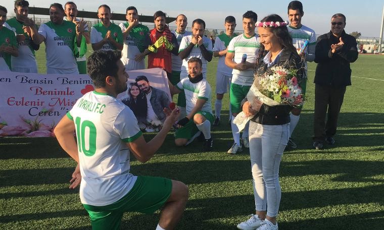 Adana'da futbolcu yeşil sahada evlilik teklif etti