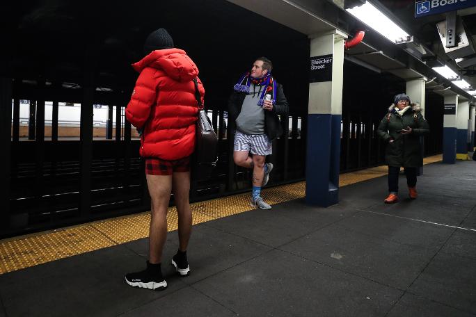 New York metrosunda bir anda pantolonlarını çıkarmaya başladılar