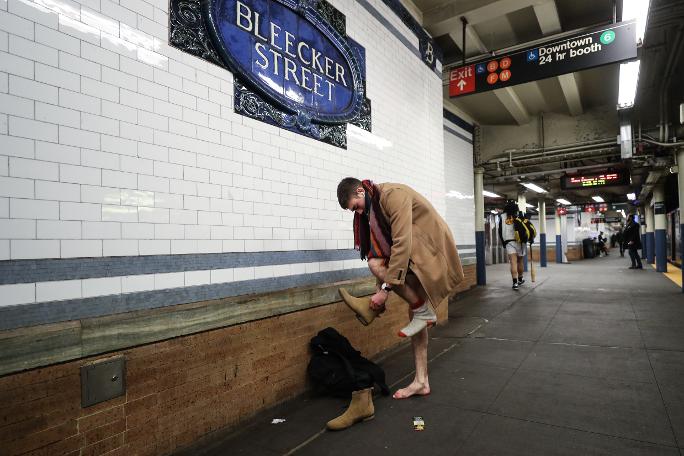 New York metrosunda bir anda pantolonlarını çıkarmaya başladılar