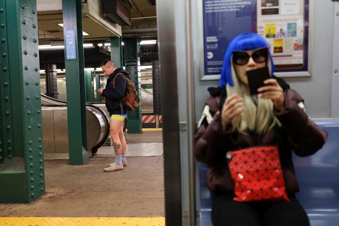 New York metrosunda bir anda pantolonlarını çıkarmaya başladılar