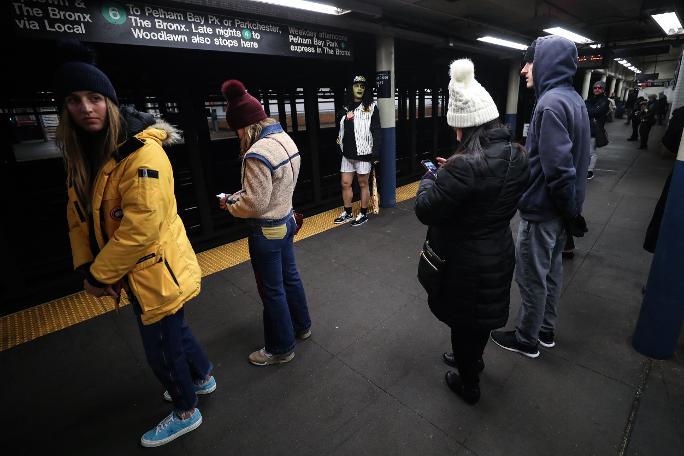 New York metrosunda bir anda pantolonlarını çıkarmaya başladılar