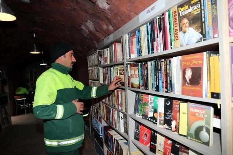 Çöpe atılanları topladılar... Temizlik işçilerinin kütüphanesinde 25 bin kitap oldu