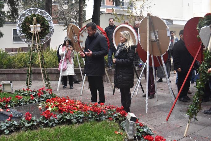 AKP'nin İzmir adayı Nihat Zeybekci Zübeyde Hanım'ın kabri başında