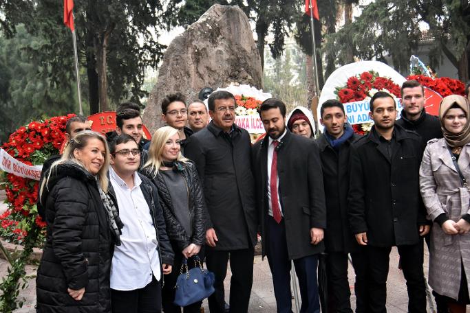 AKP'nin İzmir adayı Nihat Zeybekci Zübeyde Hanım'ın kabri başında