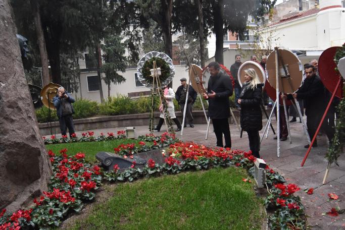 AKP'nin İzmir adayı Nihat Zeybekci Zübeyde Hanım'ın kabri başında