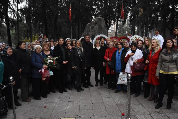 AKP'nin İzmir adayı Nihat Zeybekci Zübeyde Hanım'ın kabri başında