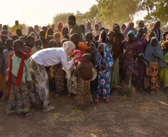 Gamze Özçelik ve gönüllüler Kamerun'da su kuyuları açtı