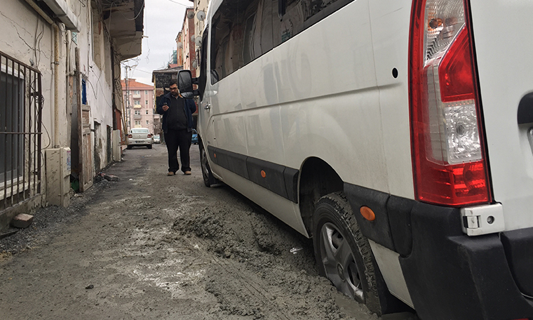 Öğrenci servisi yoldaki ıslak betona battı