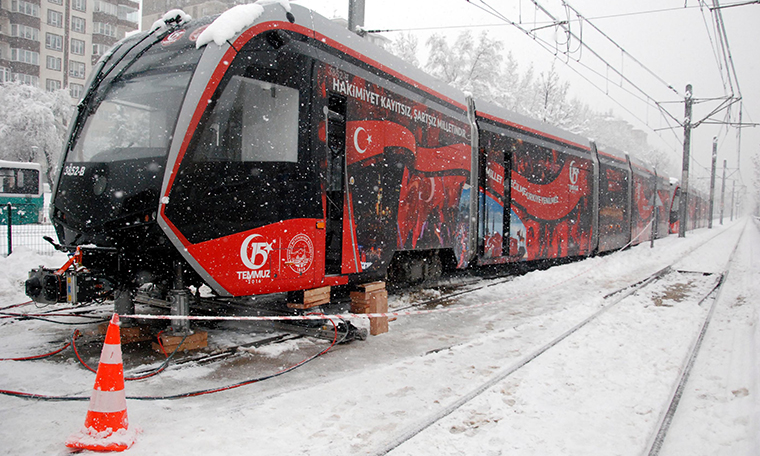 Kayseri'de karda kayan tramvay raydan çıktı