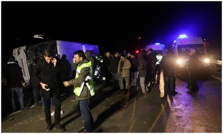 Cenazeden dönenleri taşıyan yolcu otobüsü devrildi: Ölü ve yaralılar var