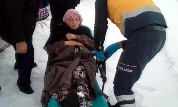 Yol açılarak hastaneye ulaştırıldı, kız bebek dünyaya getirdi