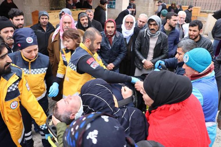 Şanlıurfa'da cemaatin üstüne tente düştü