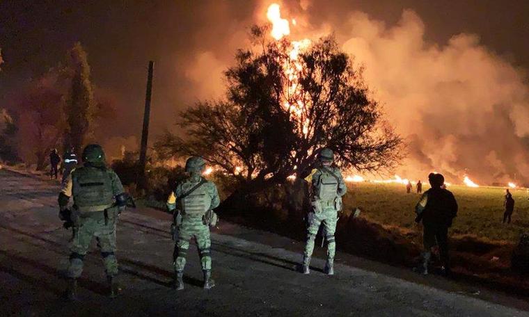 Meksika’da ‘benzin çalmak’ için delinen boru hattında patlama: 66 ölü