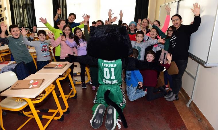 Darüşşafakalı öğrencilere karne hediyelerini maskot “Dado” dağıttı