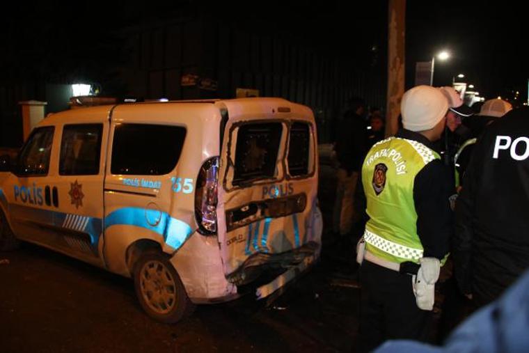 Otomobil takla atıp polis araçlarına çarptı: Yaralılar var