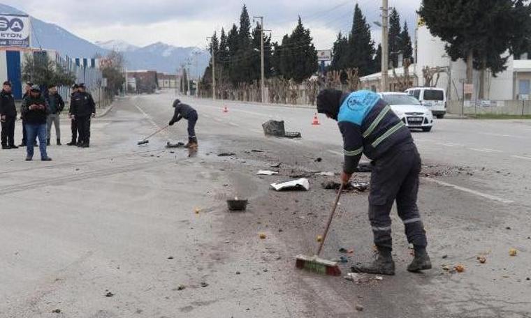 Çöp kamyonu polis otosuyla çarpıştı: 2 polis memuru yaralı