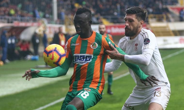 Alanyaspor, Sivasspor'u ilk yarıda geçti