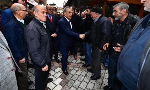 İzmir'de aday adaylığını açıklayan Kocaoğlu ilçe turlarına başladı