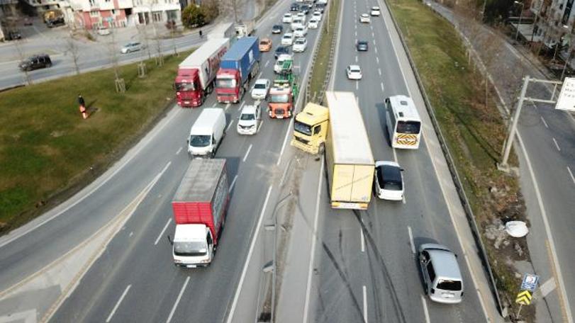 Esenyurt'ta TIR bariyerlere çarptı, trafik aksıyor