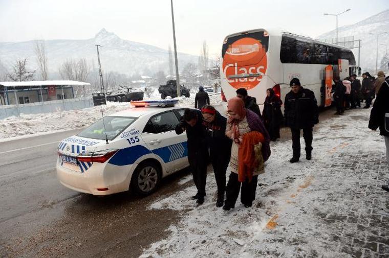 Kırık camı naylonla kapatan otobüs şoförünü yolcular ihbar etti