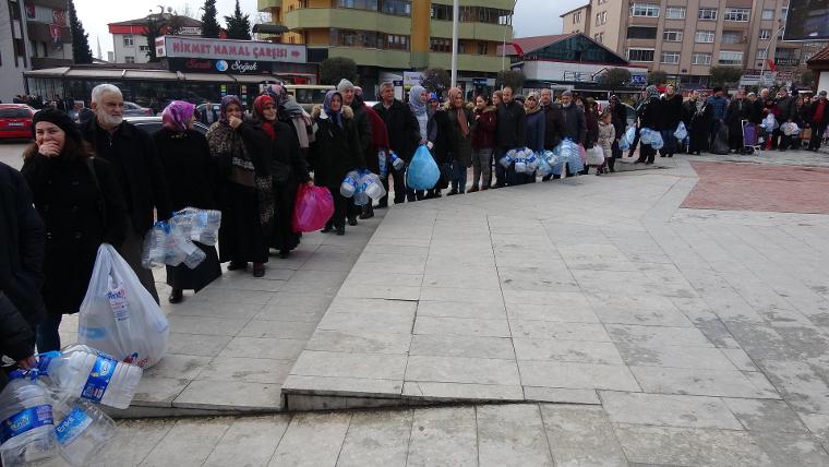 '5 plastik şişe getirene bez çanta' kuyruğu