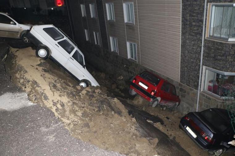 İstinat duvarı çöktü, 4 araç bahçeye düştü