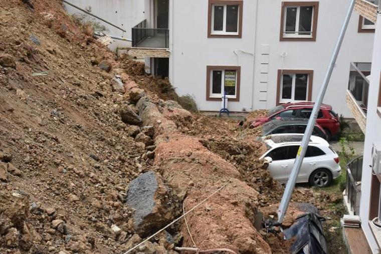 İstinat duvarı yıkıldı, 4 otomobil ve 2 ev hasar gördü