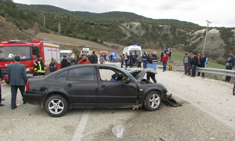 İşçi servisi ile otomobil çarpıştı: 1 ölü, 19 yaralı