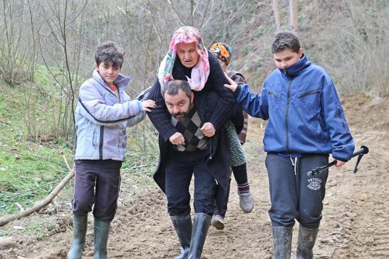 Oğlunun sırtında taşıdığı anne için vali devreye girdi