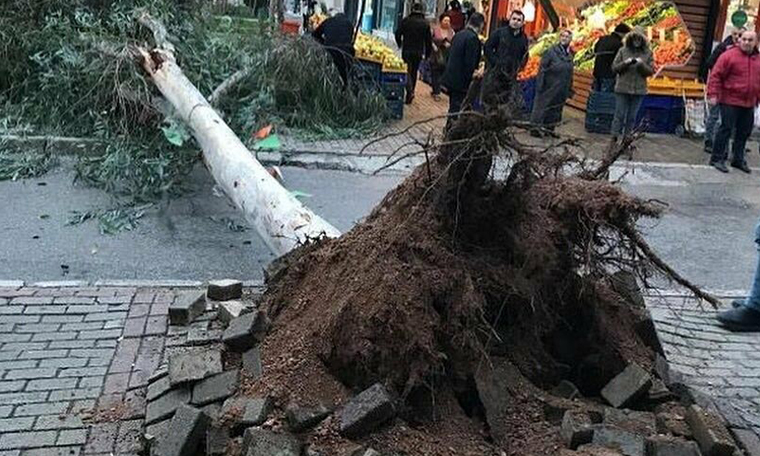 İzmir’i fırtına vurdu: Deniz seviyesi yükseldi, seferler durdu