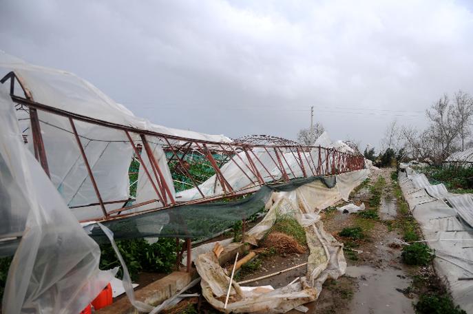 Antalya Havalimanı'nda hortum: 2 uçak hasar gördü