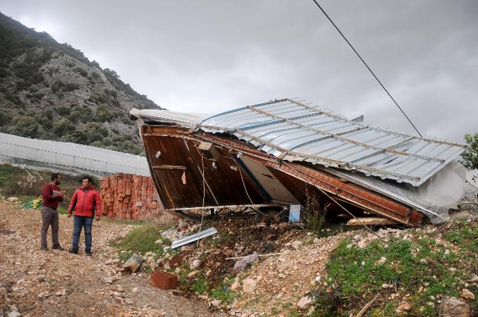 Antalya Havalimanı'nda hortum: 2 uçak hasar gördü