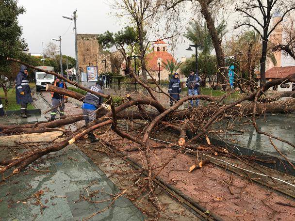 Antalya Havalimanı'nda hortum: 2 uçak hasar gördü