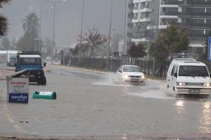 Antalya Havalimanı'nda hortum: 2 uçak hasar gördü