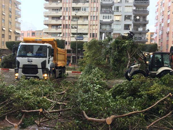 Antalya Havalimanı'nda hortum: 2 uçak hasar gördü