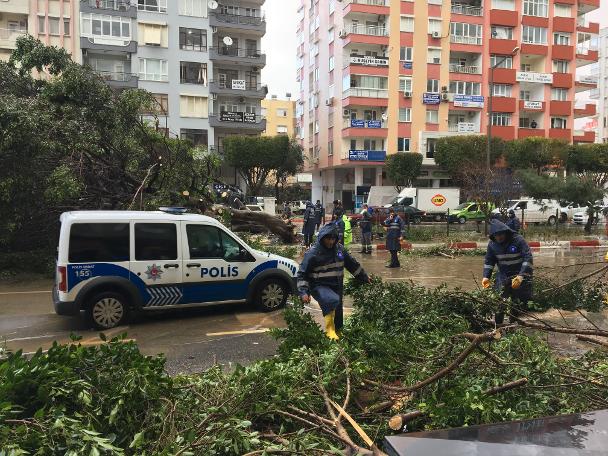 Antalya Havalimanı'nda hortum: 2 uçak hasar gördü